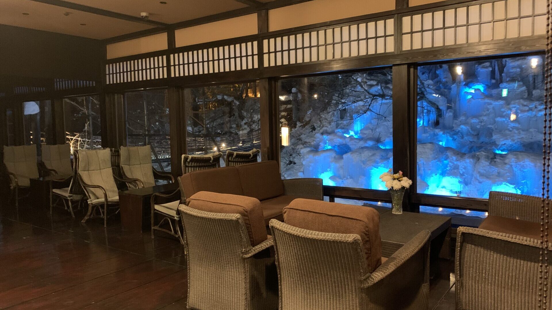 湯西川　対岸の氷瀑を愛でる本家伴久のロビーからの眺望