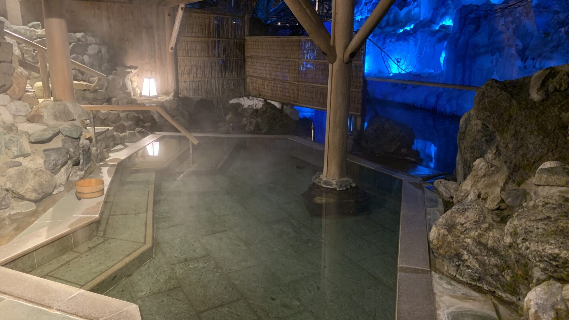 湯西川温泉　本家伴久　氷瀑と露天風呂