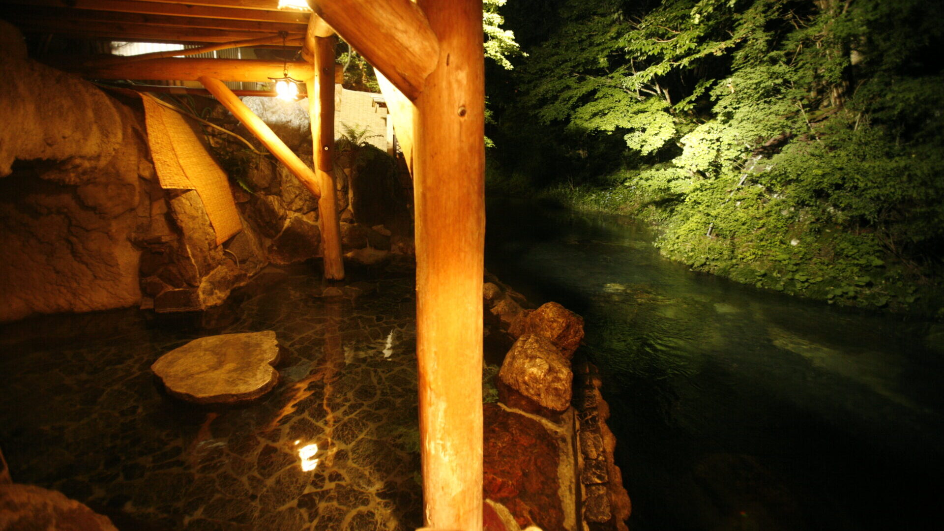 夜川沿い露天風呂